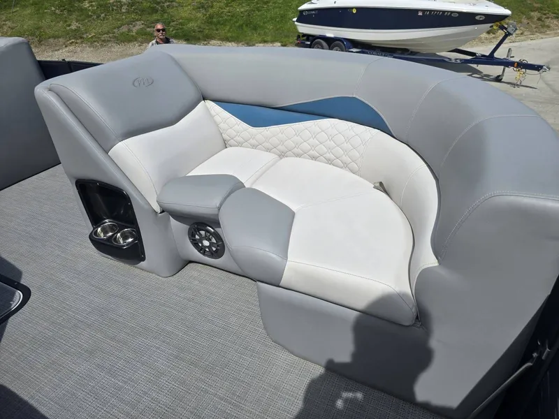 Slide: The Image of Luxurious seating area in Manitou 23 Encore RF SHP 2022 boat. - 9