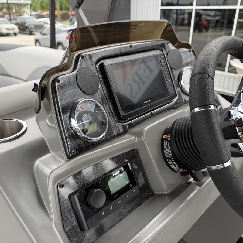 Slide: The Image of Dashboard of Avalon Venture 85 Quad Lounge 2025. - 19