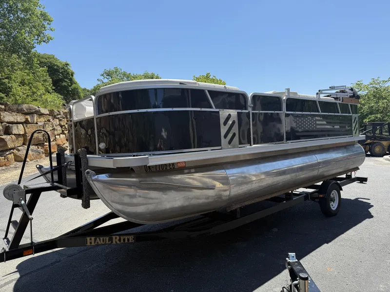 Slide: The Image of 2013 SunChaser 8520 4.0 RE pontoon boat on trailer. - 3