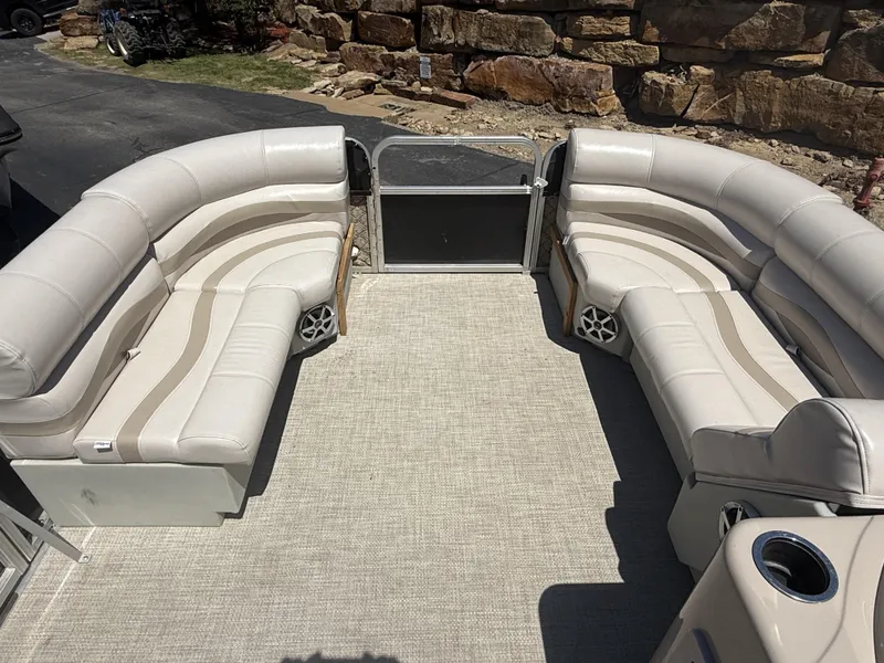 Slide: The Image of Interior of a 2013 SunChaser 8520 4.0 RE pontoon boat. - 9