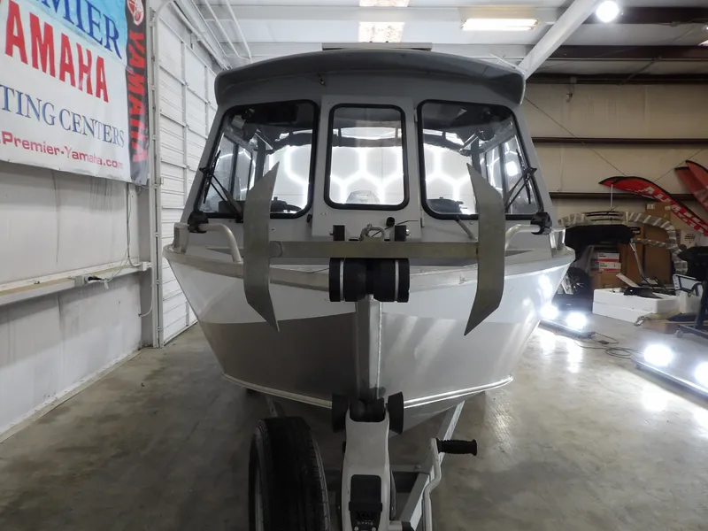 Slide: The Image of 2018 Hewescraft 20 PRO V boat in a storage facility. - 10