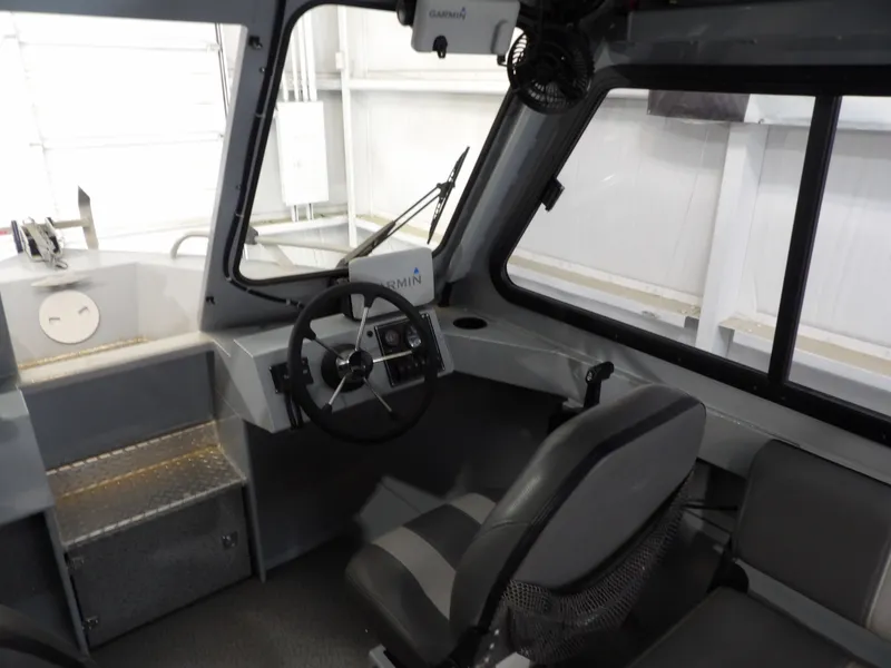 Slide: The Image of Interior of a 2018 Hewescraft 20 PRO V boat with steering console. - 17