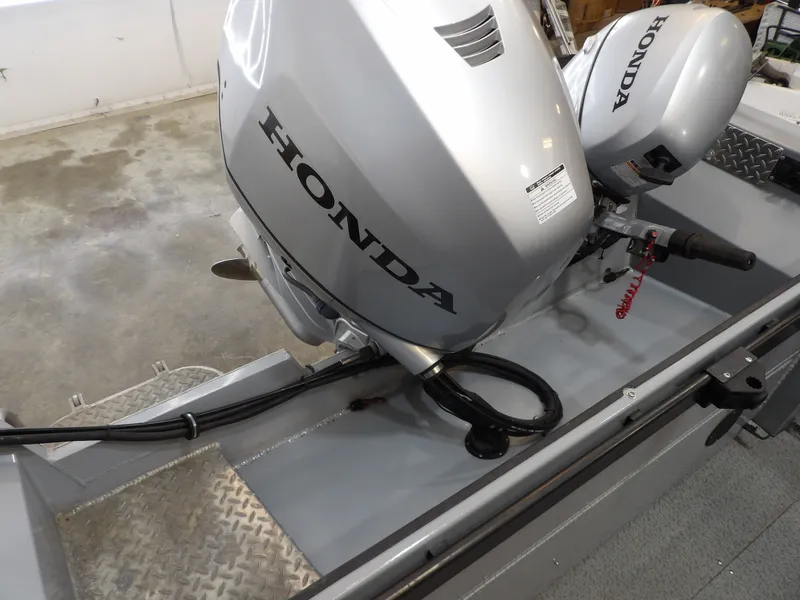 Slide: The Image of Honda motor on a 2018 Hewescraft 20 PRO V boat. - 22