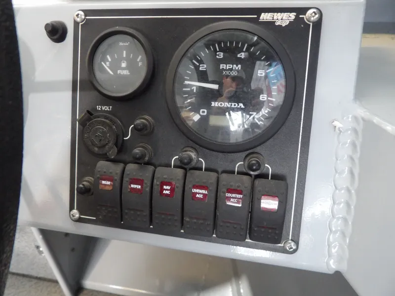 Slide: The Image of Dashboard of a 2018 Hewescraft 20 PRO V with Honda tachometer. - 6
