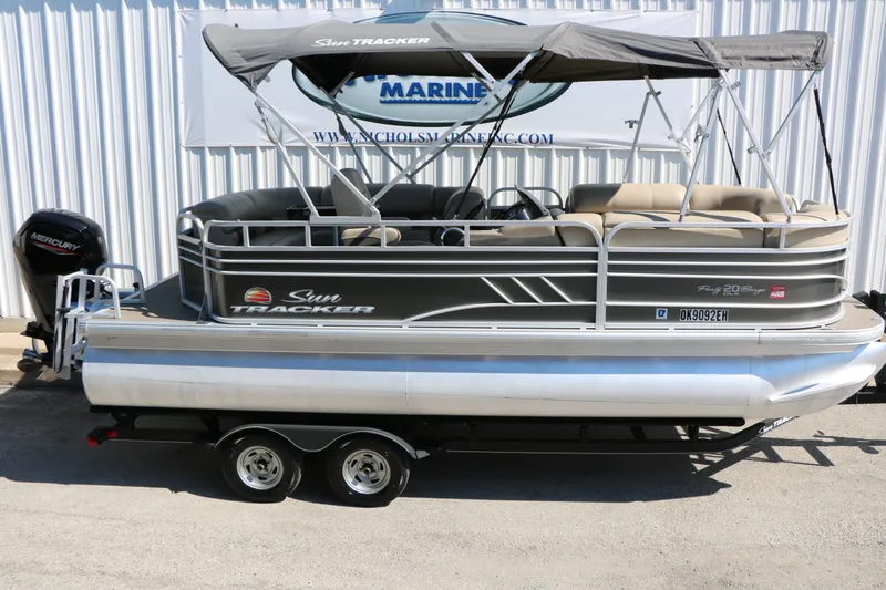 Slide: The Image of Sun Tracker Party Barge 20 Deluxe 2021 - 10
