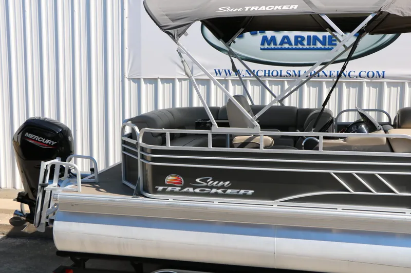 Slide: The Image of Sun Tracker Party Barge 20 Deluxe 2021 - 11