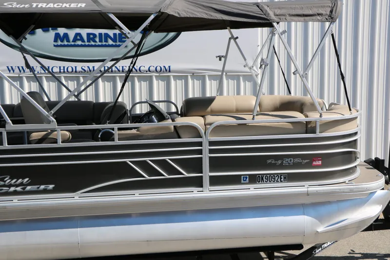 Slide: The Image of Sun Tracker Party Barge 20 Deluxe 2021 - 12