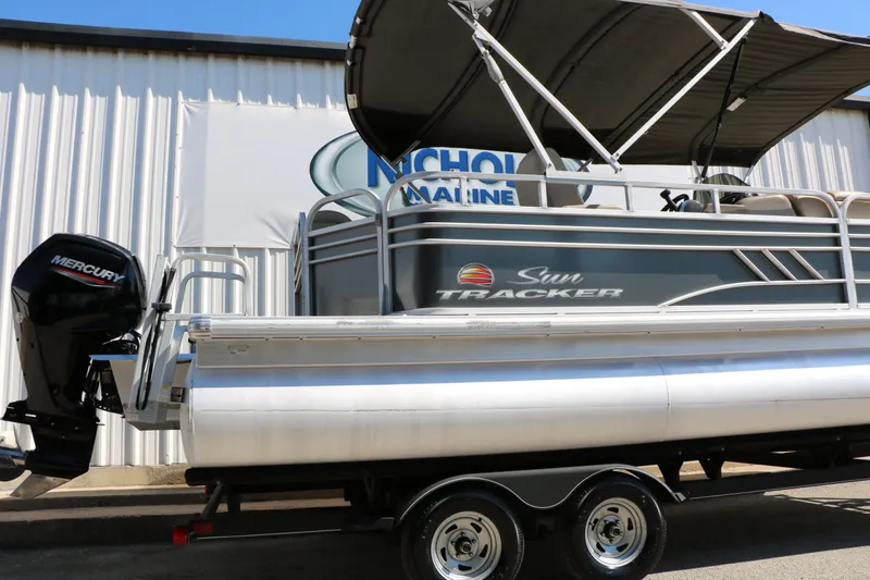 Slide: The Image of Sun Tracker Party Barge 20 Deluxe 2021 - 13