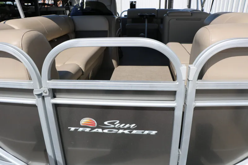 Slide: The Image of Sun Tracker Party Barge 20 Deluxe 2021 - 16