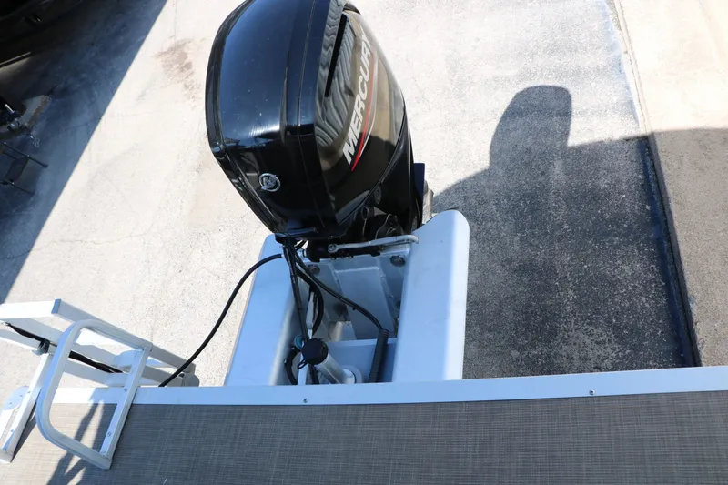 Slide: The Image of Sun Tracker Party Barge 20 Deluxe 2021 - 25