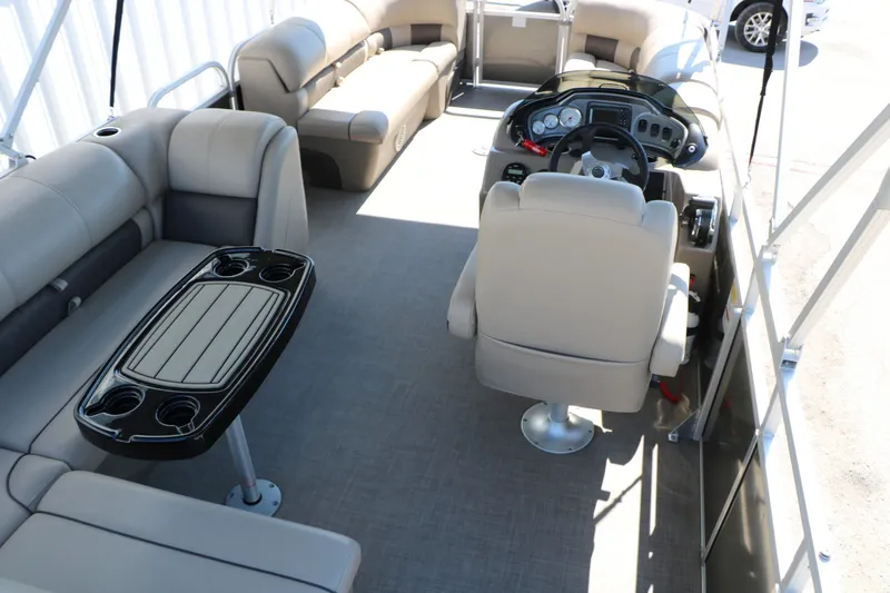 Slide: The Image of Sun Tracker Party Barge 20 Deluxe 2021 - 26