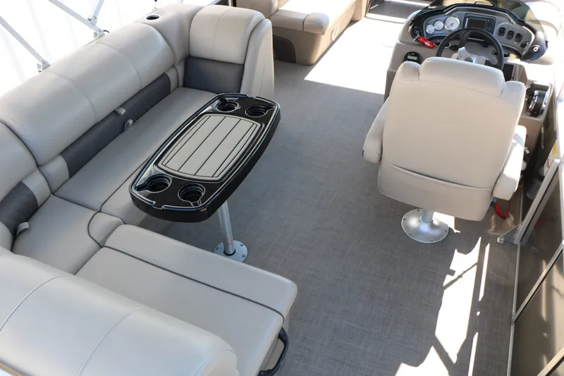 Slide: The Image of Sun Tracker Party Barge 20 Deluxe 2021 - 27