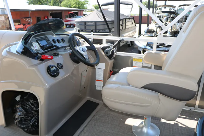 Slide: The Image of Sun Tracker Party Barge 20 Deluxe 2021 - 30