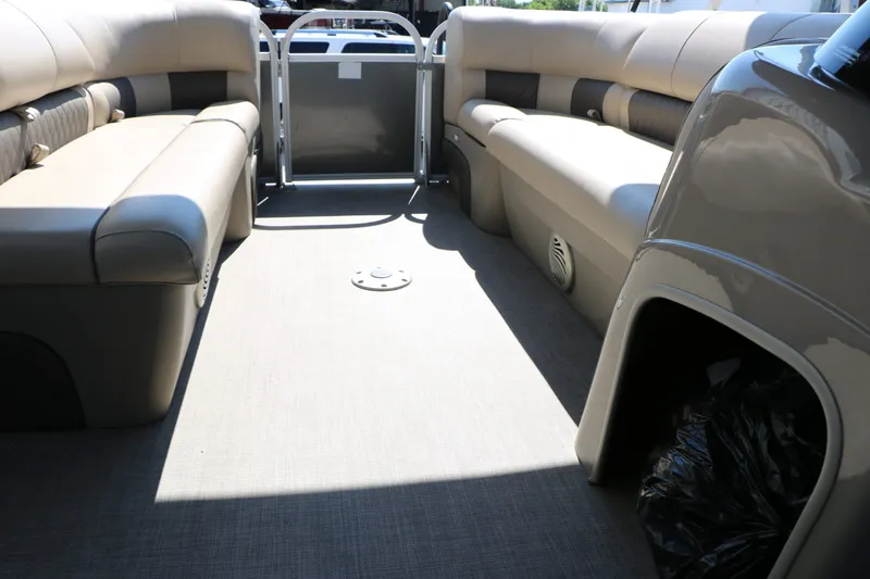 Slide: The Image of Sun Tracker Party Barge 20 Deluxe 2021 - 31