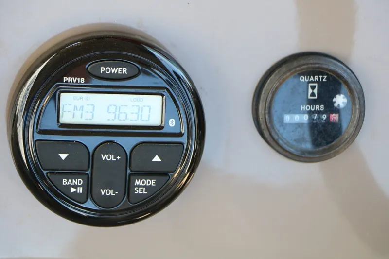 Slide: The Image of Sun Tracker Party Barge 20 Deluxe 2021 - 33