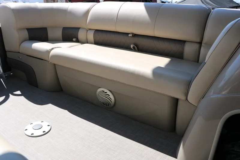 Slide: The Image of Sun Tracker Party Barge 20 Deluxe 2021 - 35