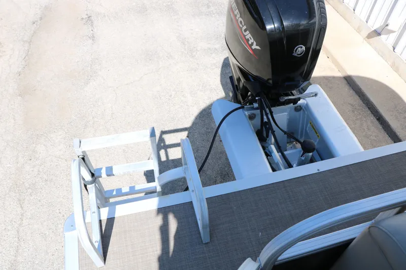 Slide: The Image of Sun Tracker Party Barge 20 Deluxe 2021 - 36