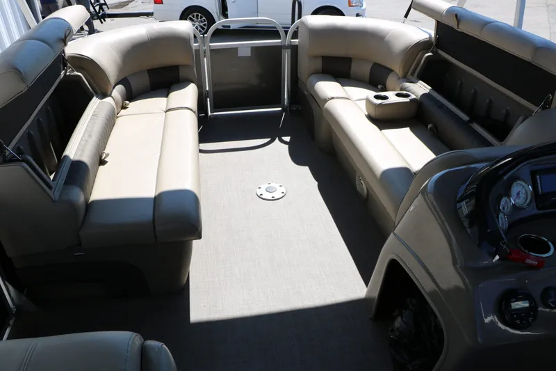 Slide: The Image of Sun Tracker Party Barge 20 Deluxe 2021 - 37