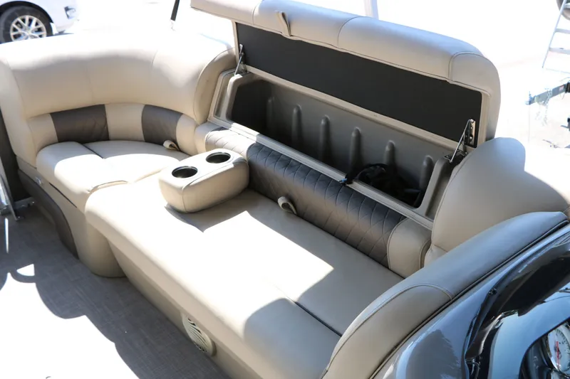 Slide: The Image of Sun Tracker Party Barge 20 Deluxe 2021 - 38