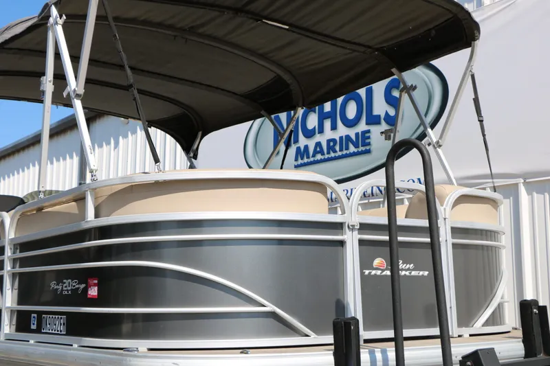 Slide: The Image of Sun Tracker Party Barge 20 Deluxe 2021 - 5