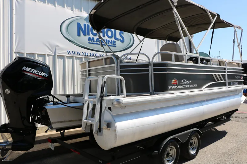 Slide: The Image of Sun Tracker Party Barge 20 Deluxe 2021 - 6