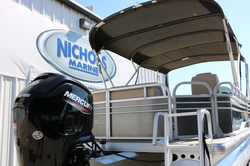 Slide: The Image of Sun Tracker Party Barge 20 Deluxe 2021 - 7