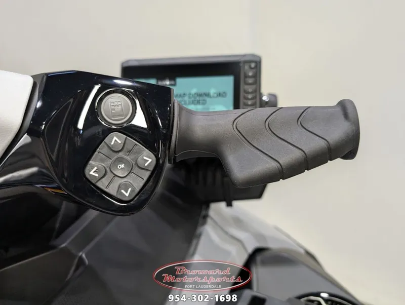 Slide: The Image of Handlebar and controls of the 2025 Sea-Doo FishPro Trophy 170 model. - 21
