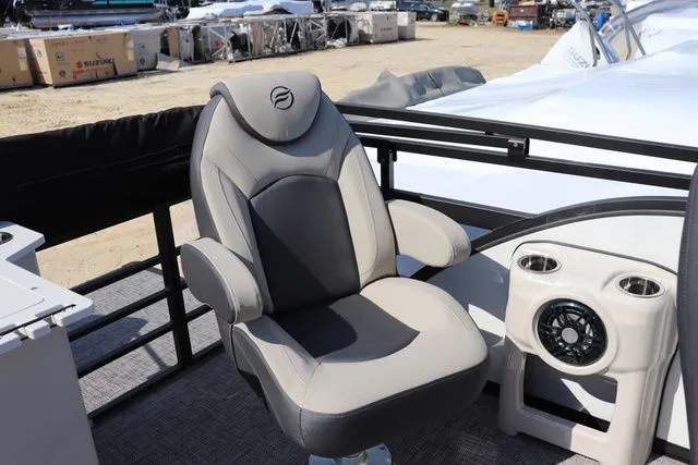 Slide: The Image of Flagship Discover 20 RF XT Tritoon 2026 - 10