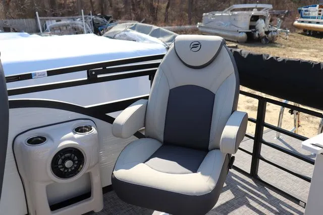 Slide: The Image of Flagship Discover 20 RF XT Tritoon 2026 - 11