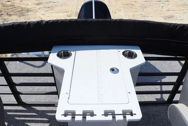 Slide: The Image of Flagship Discover 20 RF XT Tritoon 2026 - 12