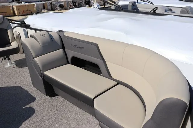 Slide: The Image of Flagship Discover 20 RF XT Tritoon 2026 - 4