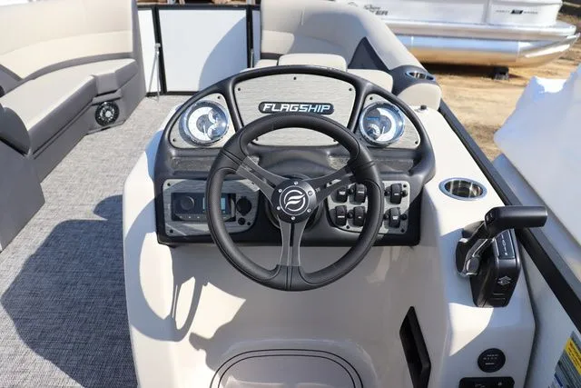 Slide: The Image of Flagship Discover 20 RF XT Tritoon 2026 - 6