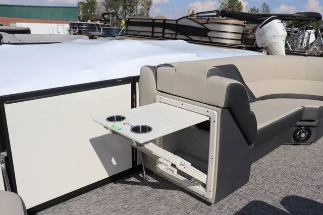 Slide: The Image of Flagship Discover 20 RF XT Tritoon 2026 - 8