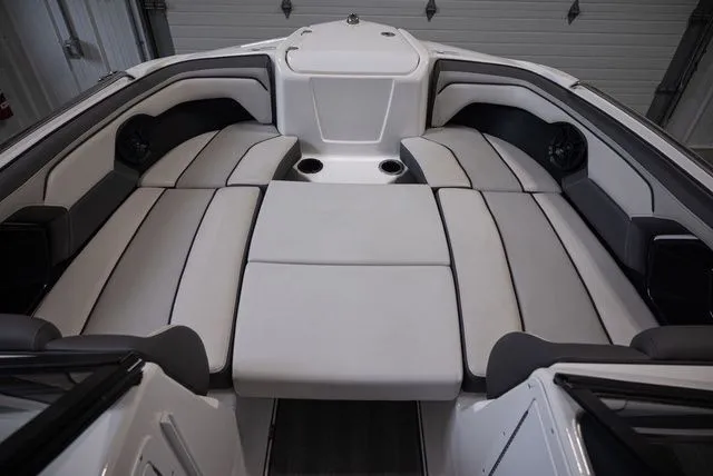 Slide: The Image of Yamaha 212 LTD S 2019 - 10