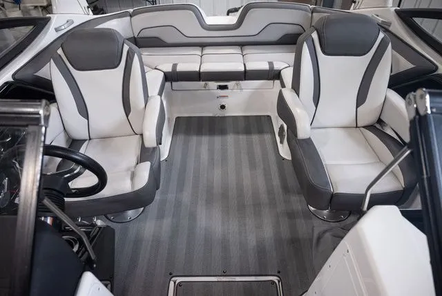 Slide: The Image of Yamaha 212 LTD S 2019 - 11