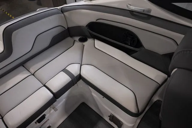 Slide: The Image of Yamaha 212 LTD S 2019 - 12