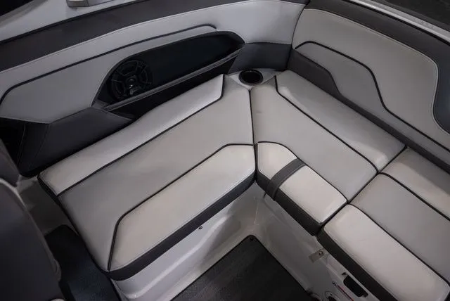 Slide: The Image of Yamaha 212 LTD S 2019 - 13