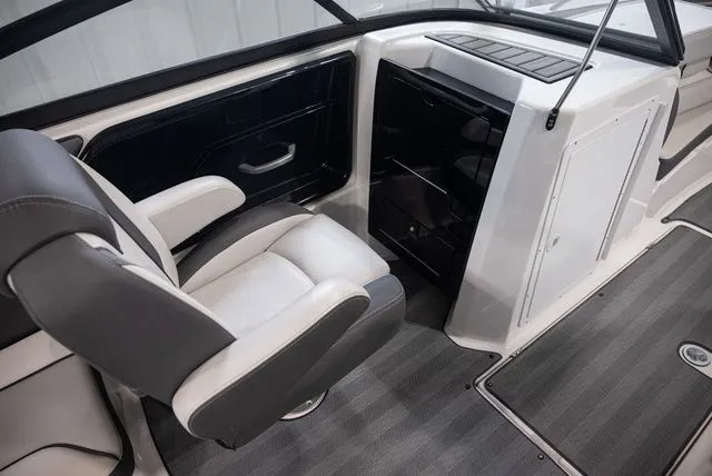 Slide: The Image of Yamaha 212 LTD S 2019 - 8
