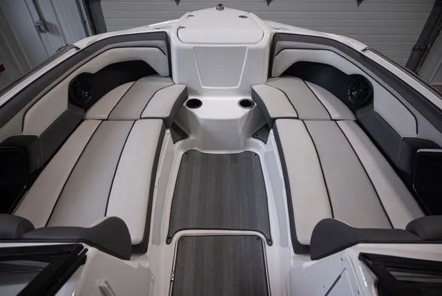 Slide: The Image of Yamaha 212 LTD S 2019 - 9
