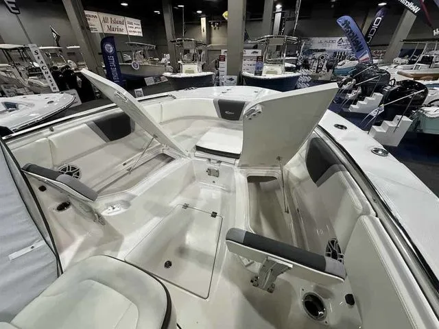 Slide: The Image of Robalo R270 Center Console 2026 - 4