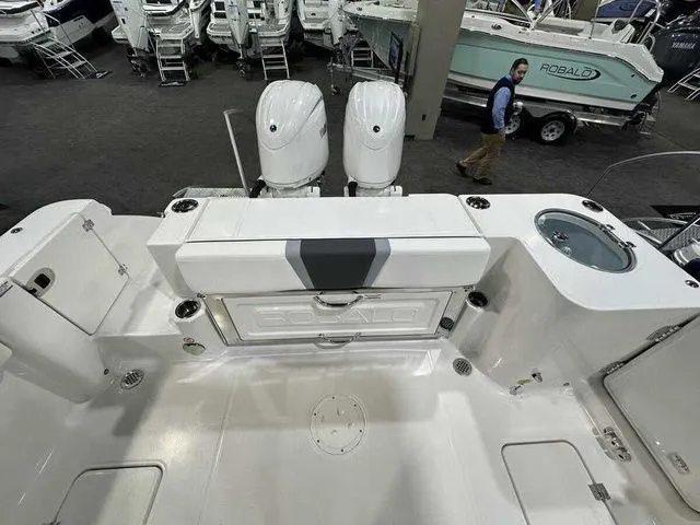 Slide: The Image of Robalo R270 Center Console 2026 - 6