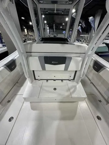 Slide: The Image of Robalo R270 Center Console 2026 - 7