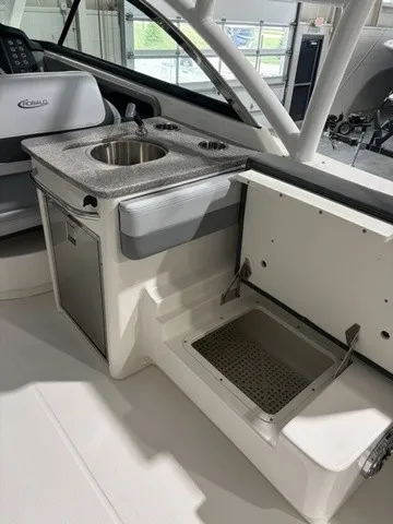 Slide: The Image of Robalo R317 Dual Console 2025 - 6