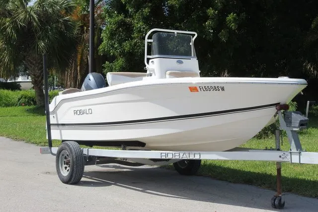 The Image of Robalo R160 Center Console 2016 - 1