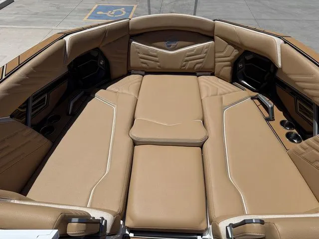 Slide: The Image of Tigé Ultré 25ZX 2026 - 14