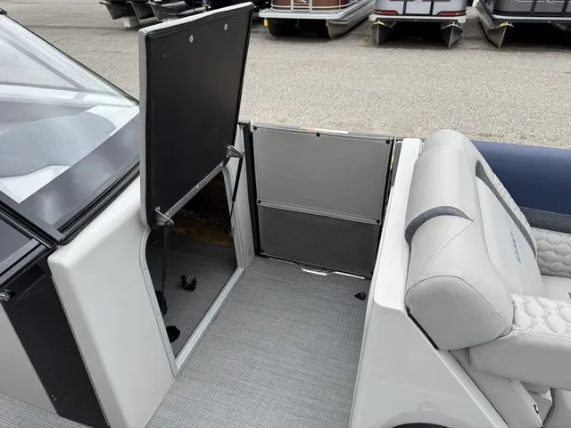 Slide: The Image of Crest Continental 250 SLC 2024 - 19