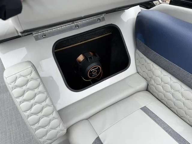 Slide: The Image of Crest Continental 250 SLC 2024 - 36