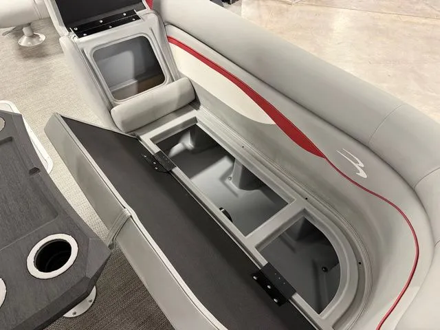 Slide: The Image of Bennington 24 S STERN RADIUS 24 SSR 2024 - 15