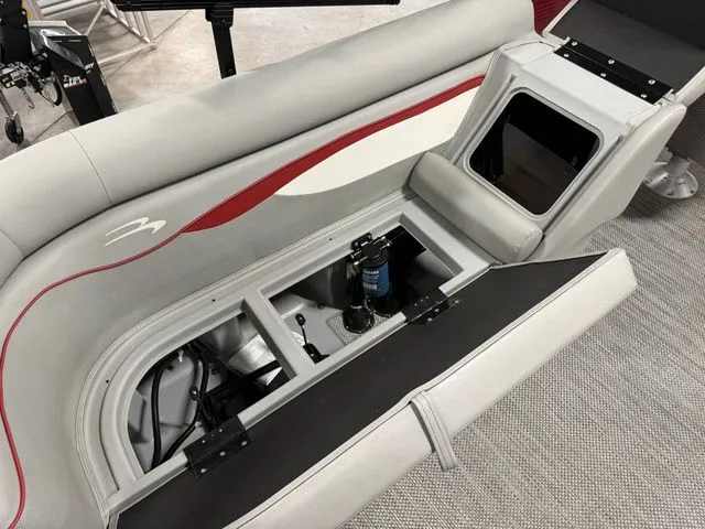 Slide: The Image of Bennington 24 S STERN RADIUS 24 SSR 2024 - 17