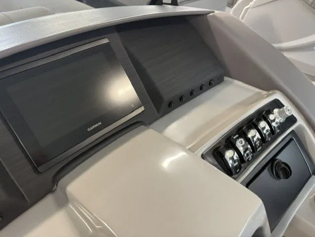 Slide: The Image of Bennington 23 LX SWING BACK SPORT 23 2024 - 17